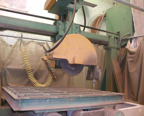 Gantry saw suspended from a track in a rock preparation lab