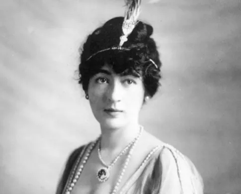A light-skinned woman with dark hair wears the Hope Diamond necklace