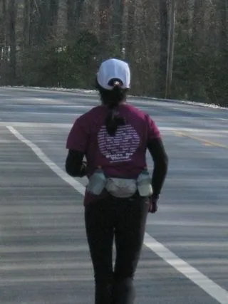 Gabriela Pérez Báez running, image from behind.